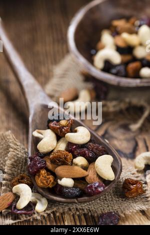 Partie des mélanges de noix et fruits (mélange de traînée) sur fond de bois Banque D'Images