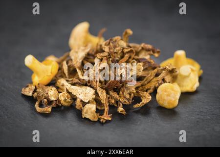 Partie de chanterelles séchées sur une dalle d'ardoise rustique, portrait, close-up shot Banque D'Images