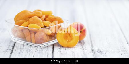 Les abricots séchés sur un arrière-plan vintage comme détaillé close-up shot (selective focus) Banque D'Images