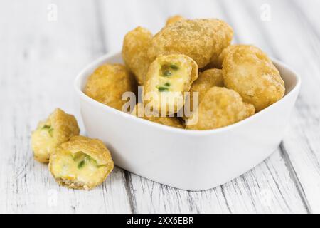 Chili Cheese Nuggets sur un arrière-plan vintage comme détaillé close-up shot (selective focus) Banque D'Images