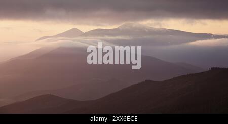 Vue panoramique des montagnes des Carpates silhoutte, Ukraine, Europe Banque D'Images