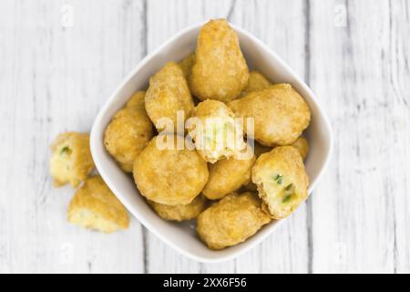 Chili Cheese Nuggets sur un arrière-plan vintage comme détaillé close-up shot (selective focus) Banque D'Images