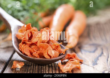 Légumes secs (carottes) sur fond de bois rustique Banque D'Images