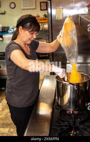 TITRE : nourrir les sans-abri à Everett Washington. Légende : PENELOPE PROTHEROE de la non proffet Angel Resource Connection prépare de l'eau glacée à t Banque D'Images