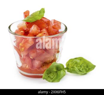 Partie de dés de tomates (en gros plan) isolé sur fond blanc Banque D'Images