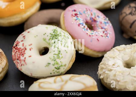 Portion de certains Donuts en gros plan détaillé (fraîche, mise au point sélective) Banque D'Images