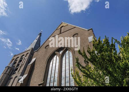 Impressionnante église en briques avec de grandes fenêtres et un ciel bleu en arrière-plan, Borculo, pays-bas Banque D'Images