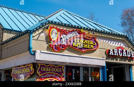 GATLINBURG, TN - 12 mars 2024 : panneaux sur les murs et au-dessus de la porte d'entrée au Farnnie Farckles Corner Kitchen and Family Fun Parlor au Tennessee. Banque D'Images