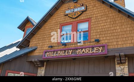 GATLINBURG, TN - 12 mars 2024 : panneaux au-dessus de l'entrée du magasin Hillbilly Harley Davidson par une journée ensoleillée dans le Tennessee. Banque D'Images