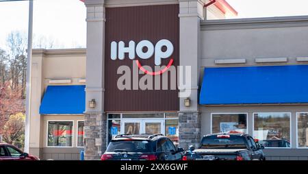 PIGEON FORGE, TN - 12 mars 2024 : bâtiment et enseigne de restaurant de crêpes IHOP et véhicules dans le stationnement. Banque D'Images