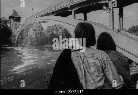 Allemagne, Berlin, 27 juin 1991, pont de l'abbaye vers l'île de la jeunesse dans Treptower Park, (avec partie d'eau), Europe Banque D'Images