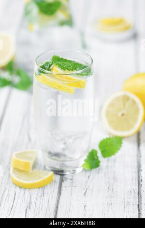 Limonade fait maison sur une table en bois (selective focus) comme détaillé close-up shot Banque D'Images