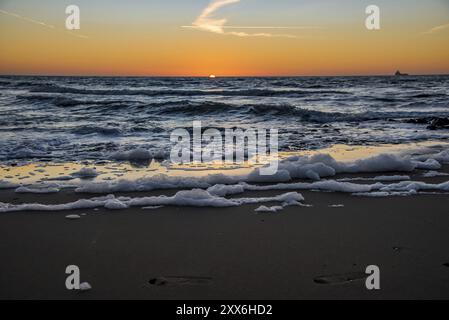 Den Helder, pays-Bas. Janvier 2022. Coucher de soleil sur la plage de Den Helder, pays-Bas. Banque D'Images