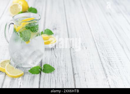 (Limonade Baume avec) comme haut détail Gros plan sur une table en bois vintage (selective focus) Banque D'Images