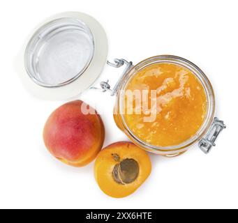 Partie de confiture d'abricots frais isolé sur fond blanc Banque D'Images