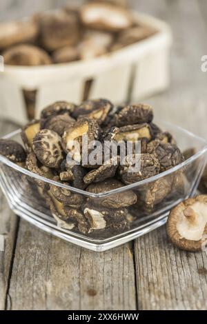 Certains des champignons shiitake (séché) comme détaillé close-up shot, selective focus Banque D'Images
