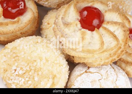 Close-up d'un assortiment de pâtisseries aux amandes sicilienne décoré de cerises confites, sucre glace et le sucre semoule. Selective focus Banque D'Images