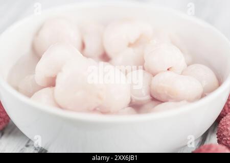 Litchis frais (conservés) sur fond vintage (gros plan) Banque D'Images