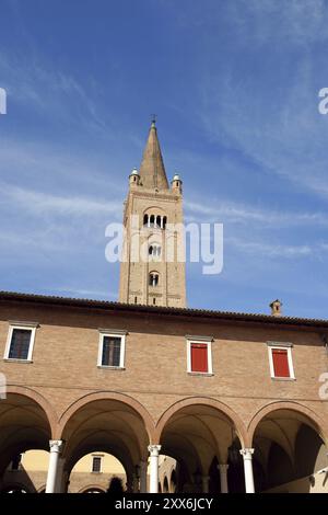 Une première église a été construite à Forum Livii (Forli) au IVe siècle de notre ère dédiée à Étienne. Il a été détruit par un incendie en 1173. Le dévouement à Banque D'Images