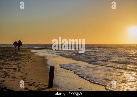 Den Helder, pays-Bas. Janvier 2022. Coucher de soleil sur la plage de Den Helder, pays-Bas. Banque D'Images