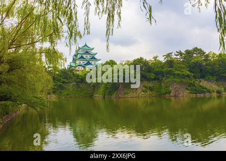 La trame laisse pendre Nagoya Castle historique magnifiquement stronghold reflète dans une douve aqueux et fort rempart fortifiée au Japon. L'horizontale Banque D'Images