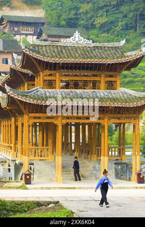 Xijiang, Chine, 15 septembre 2007 : un beau pont en bois couvert avec des avant-toiTS de style chinois dans le village traditionnel de Xijiang Miao près de Kaili, en Asie Banque D'Images