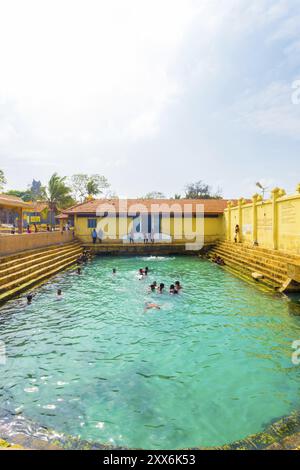 Keerimalai, Sri Lanka, 5 février 2015 : le peuple sri-lankais nage dans les sources thermales de Keerimalai, une attraction touristique sur la côte nord de Jaffn Banque D'Images