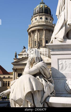 Détail du monument au poète allemand Friedrich Schiller sur la place Gendarmenmarkt à Berlin et Dôme français en arrière-plan. Mise au point sélective Banque D'Images