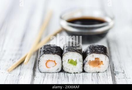 Quelques sushis frais (gros plan détaillé, mise au point sélective) Banque D'Images