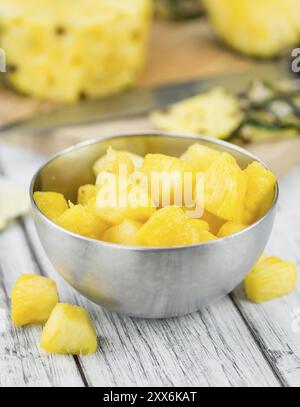 Tranches de l'ananas sur fond de bois rustique comme close-up shot Banque D'Images