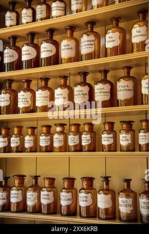 Enkhuizen, pays-Bas, juin 2022. Étagères avec bocaux en verre contenant des ingrédients pour la médecine. Gros plan. Mise au point sélective Banque D'Images