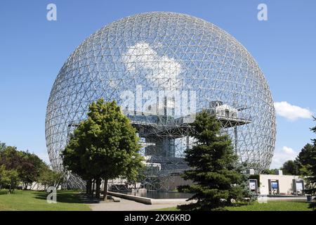 Le dôme géodésique appelé Biosphère est un musée de Montréal dédié à l'eau et à l'environnement. Il est situé au Parc Jean-drapeau, sur Sainte-Hélène Banque D'Images