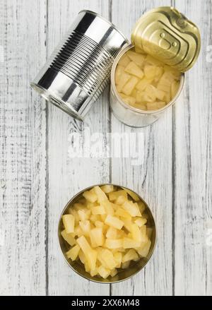 Ananas haché frais (conservé) sur une table en bois ancienne et rustique, mise au point sélective, gros plan Banque D'Images