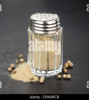 Partie de poivre blanc sur une dalle d'ardoise rustique, portrait, close-up shot Banque D'Images