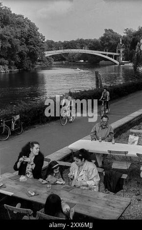 Allemagne, Berlin, 27 juin 1991, Garden pub, Zenner-Garten in Treptower Park, contexte : Bridge to the Island of Youth, Europe Banque D'Images