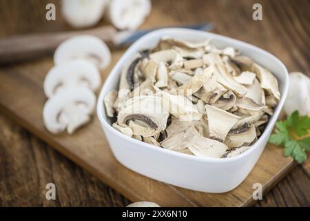 Champignons séchés (Agaricus) sur une vieille table en bois en gros plan détaillé, mise au point sélective Banque D'Images