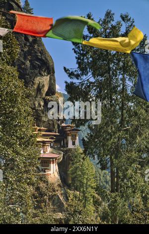 Avis de Taktshang monastère à travers les drapeaux de prières Banque D'Images