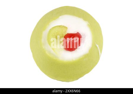 Gros plan d'une mini cassata sicilienne avec des morceaux de fruits confits représentant les couleurs du drapeau italien. Isolé sur blanc Banque D'Images