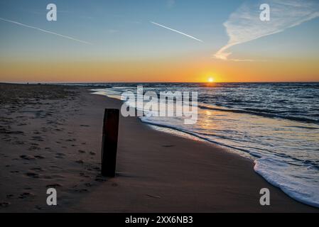 Den Helder, pays-Bas. Janvier 2022. Coucher de soleil sur la plage de Den Helder, pays-Bas. Banque D'Images