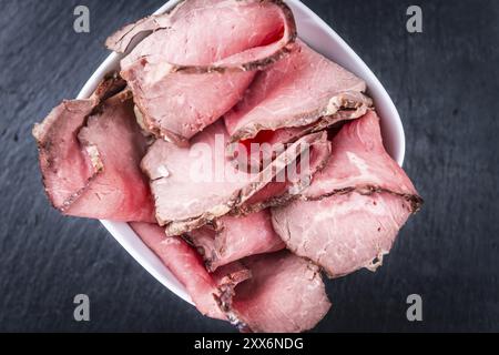 Partie de tranches de Roastbeef sur une dalle d'ardoise (selective focus) Banque D'Images