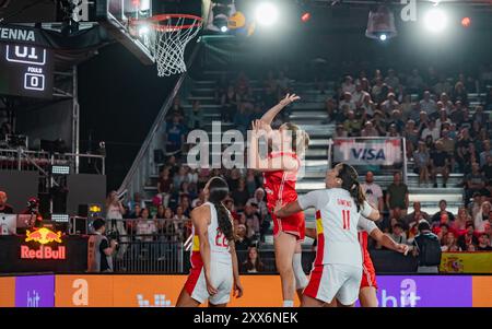 Vienne, Autriche. 22 août 2024. VIENNE, AUTRICHE - 22 AOÛT : match de billard féminin entre l'Espagne et l'Autriche le jour 1 de la FIBA 3x3 Europe Cup 2024 présentée par win2day du 22.-25.08.2024 à Vienne sur le court central devant le Wiener Riesenrad dans le Prater sur la Kaiserwiese le 22 août. Vienne, Autriche.240822 SEPA 17 013 - 20240822 PD12396 crédit : APA-PictureDesk/Alamy Live News Banque D'Images