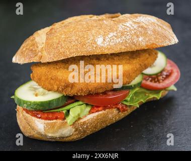 Plaque d'ardoise avec un Schnitzel de poulet (gros plan, mise au point sélective) Banque D'Images