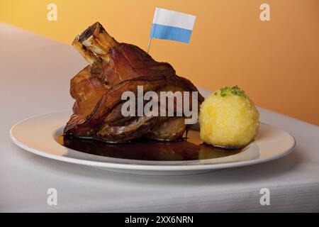 Jarret de porc avec boulettes de pommes de terre sur une assiette Banque D'Images