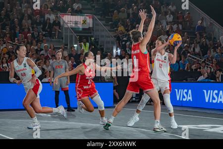 Vienne, Autriche. 22 août 2024. VIENNE, AUTRICHE - 22 AOÛT : match de billard féminin entre l'Espagne et l'Autriche le jour 1 de la FIBA 3x3 Europe Cup 2024 présentée par win2day du 22.-25.08.2024 à Vienne sur le court central devant le Wiener Riesenrad dans le Prater sur la Kaiserwiese le 22 août. Vienne, Autriche.240822 SEPA 17 020 - 20240822 PD12444 crédit : APA-PictureDesk/Alamy Live News Banque D'Images