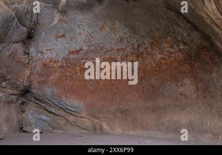 Peintures historiques dans la grotte de Nswatugi, parc national de Matopos, sud du Zimbabwe Banque D'Images