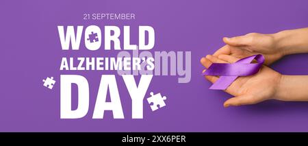 Mains avec ruban violet sur fond de couleur. Bannière pour la Journée mondiale de la maladie d'Alzheimer Banque D'Images