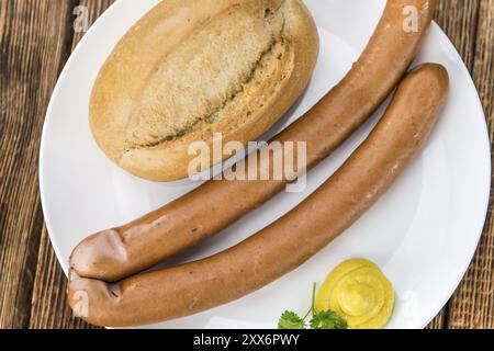 Saucisses (Frankfurter) sur fond de bois rustique (gros plan) Banque D'Images