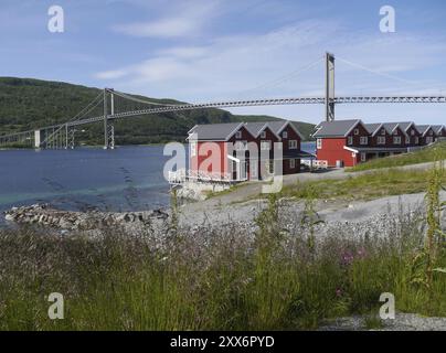 De Wikipedia:Tjeldsundet est un détroit ou un son dans le nord de la Norvège. Le pont Tjeldsund relie Hinnoya au continent par la route E10, également connue Banque D'Images