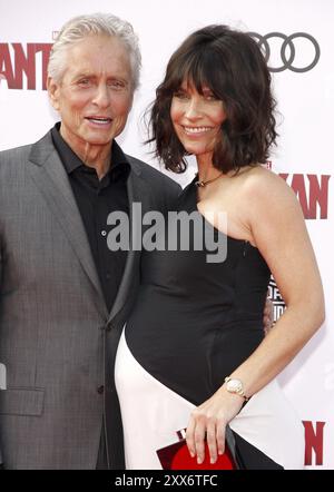 Michael Douglas et Evangeline Lilly lors de la première mondiale de « Ant-Man » de Marvel au Dolby Theatre à Hollywood, États-Unis, le 29 juin 2015 Banque D'Images