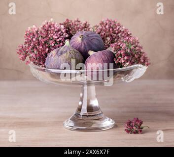 Figues fraîches disposées dans un bol en verre Banque D'Images